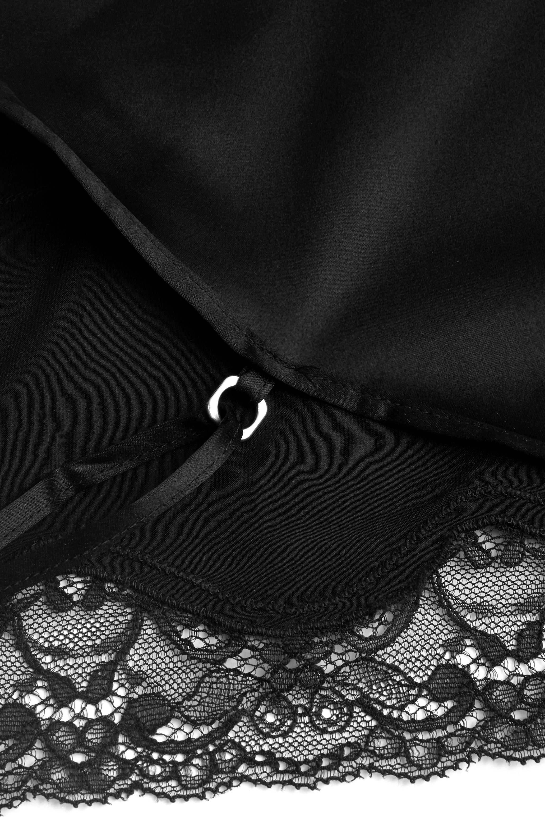 Schwarzes Seidentop und Shorts