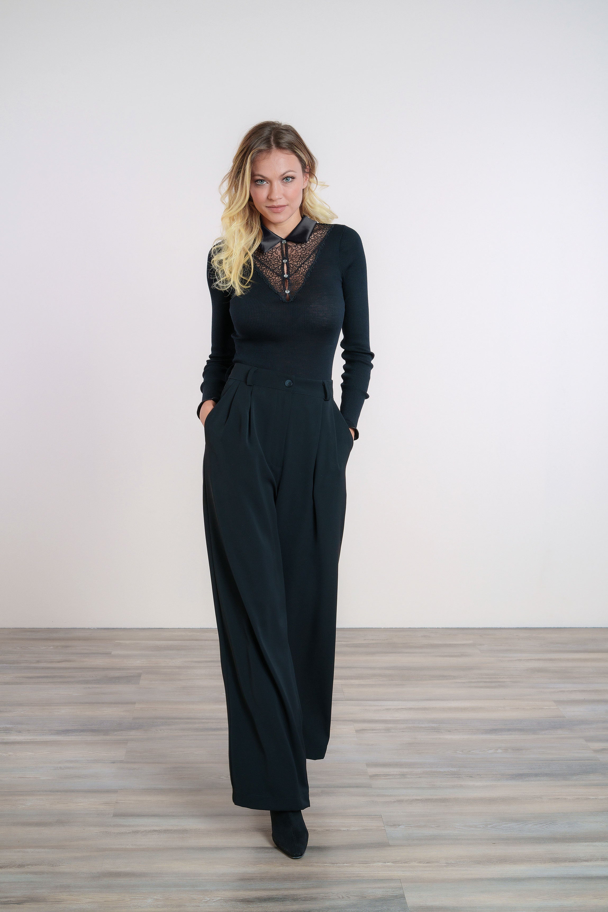 Top laine et soie noire col dentelle