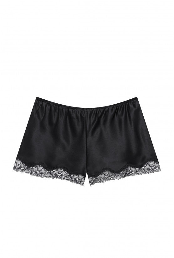 Schwarzes Seidentop und Shorts