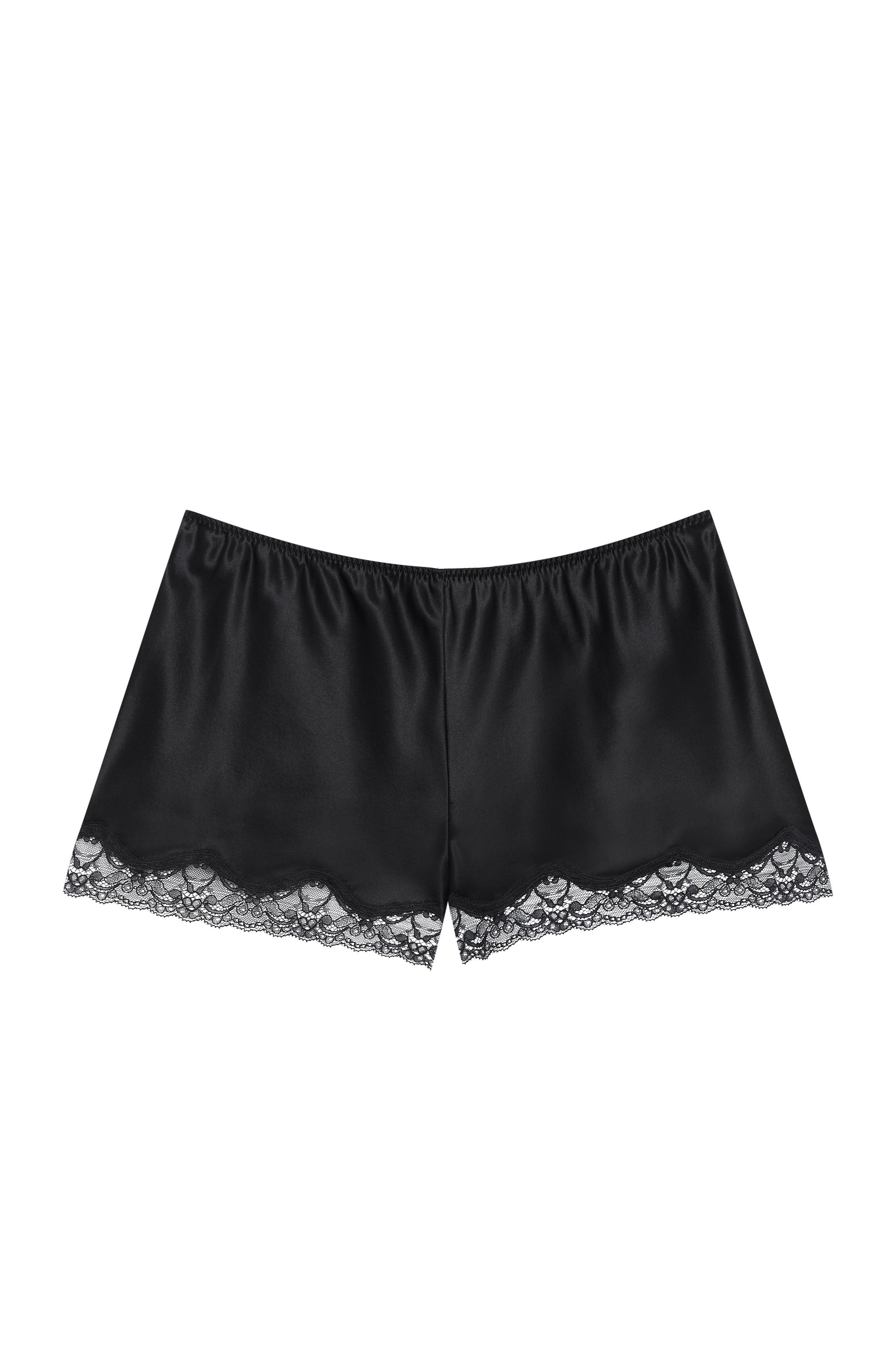 Schwarzes Seidentop und Shorts