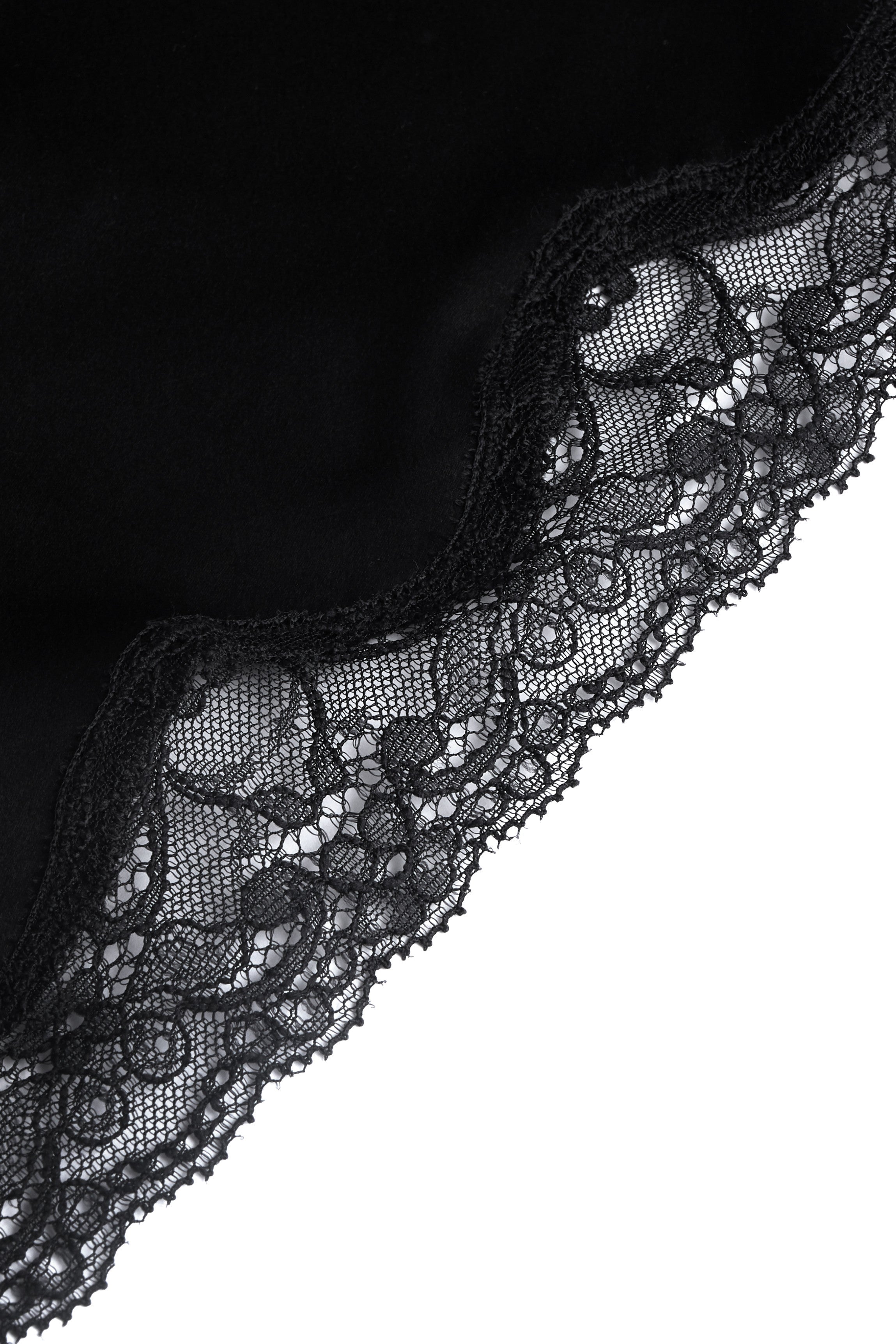 Schwarzes Seidentop und Shorts