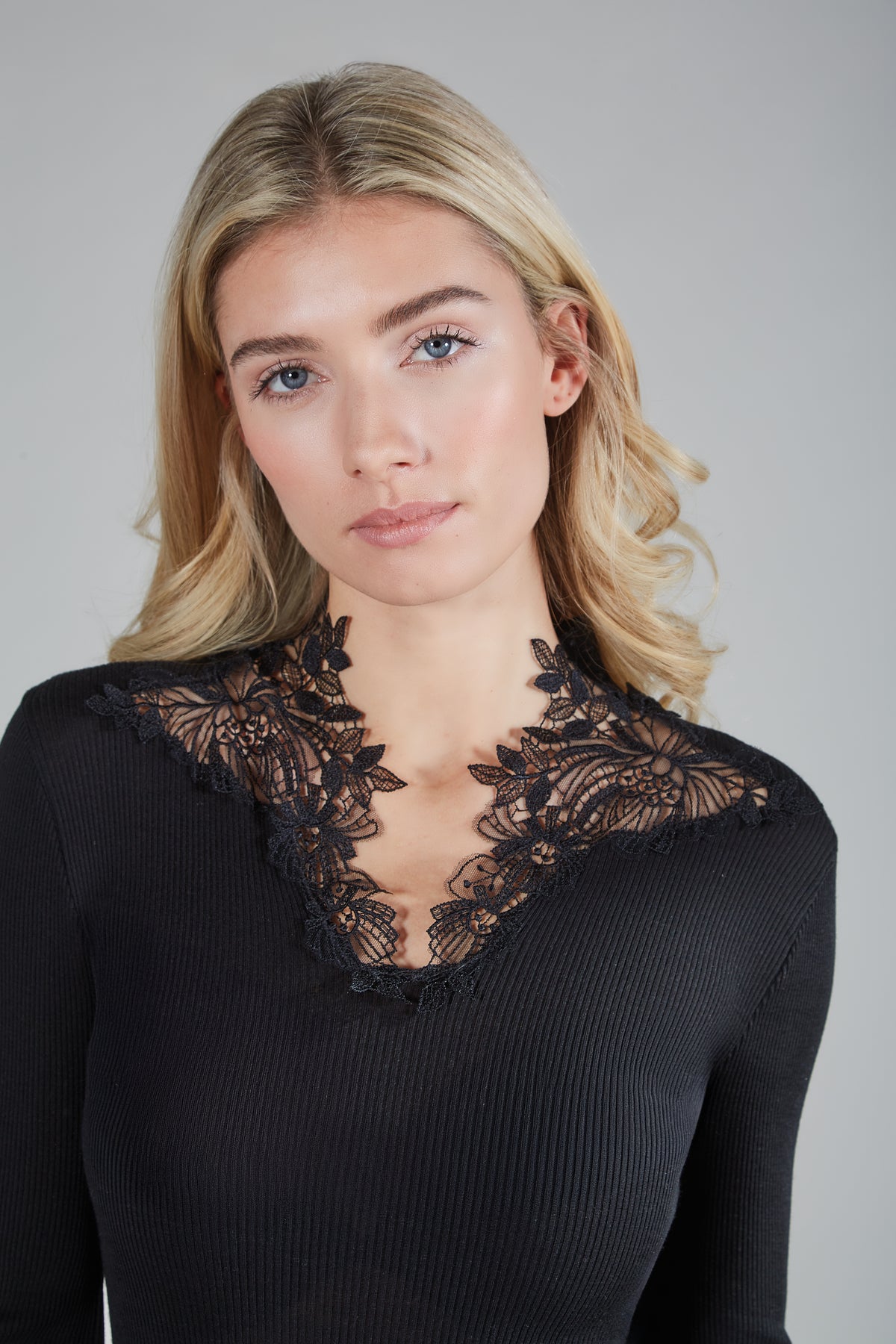 Top col brodé noir